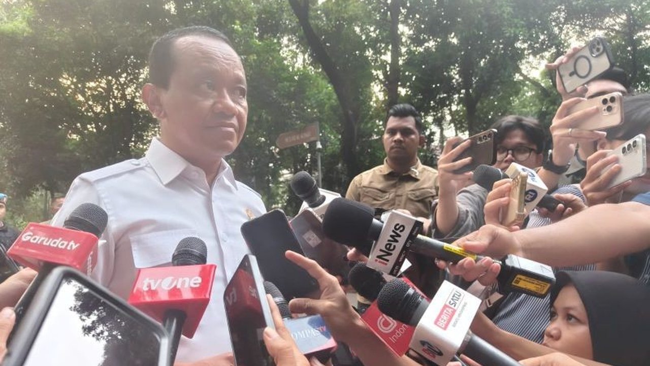 Presiden Prabowo Subianto mendesak percepatan pembangunan kilang minyak nasional serta pemberian legalitas bagi ribuan sumur rakyat. Ini langkah strategis demi ketahanan energi dan kesejahteraan masyarakat.