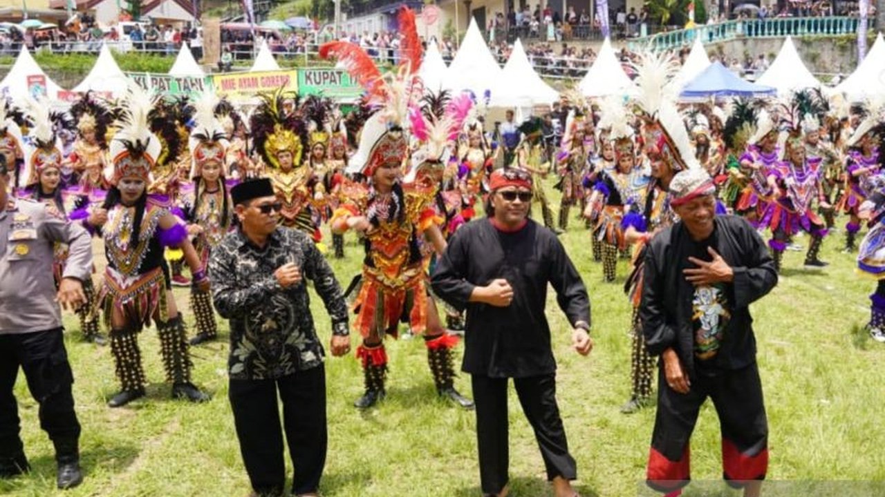 Festival Topeng Ireng Temanggung 2025 sukses gelar pagelaran kolosal seribu penari, tunjukkan kekayaan budaya dan dorong ekonomi kreatif. Simak selengkapnya!