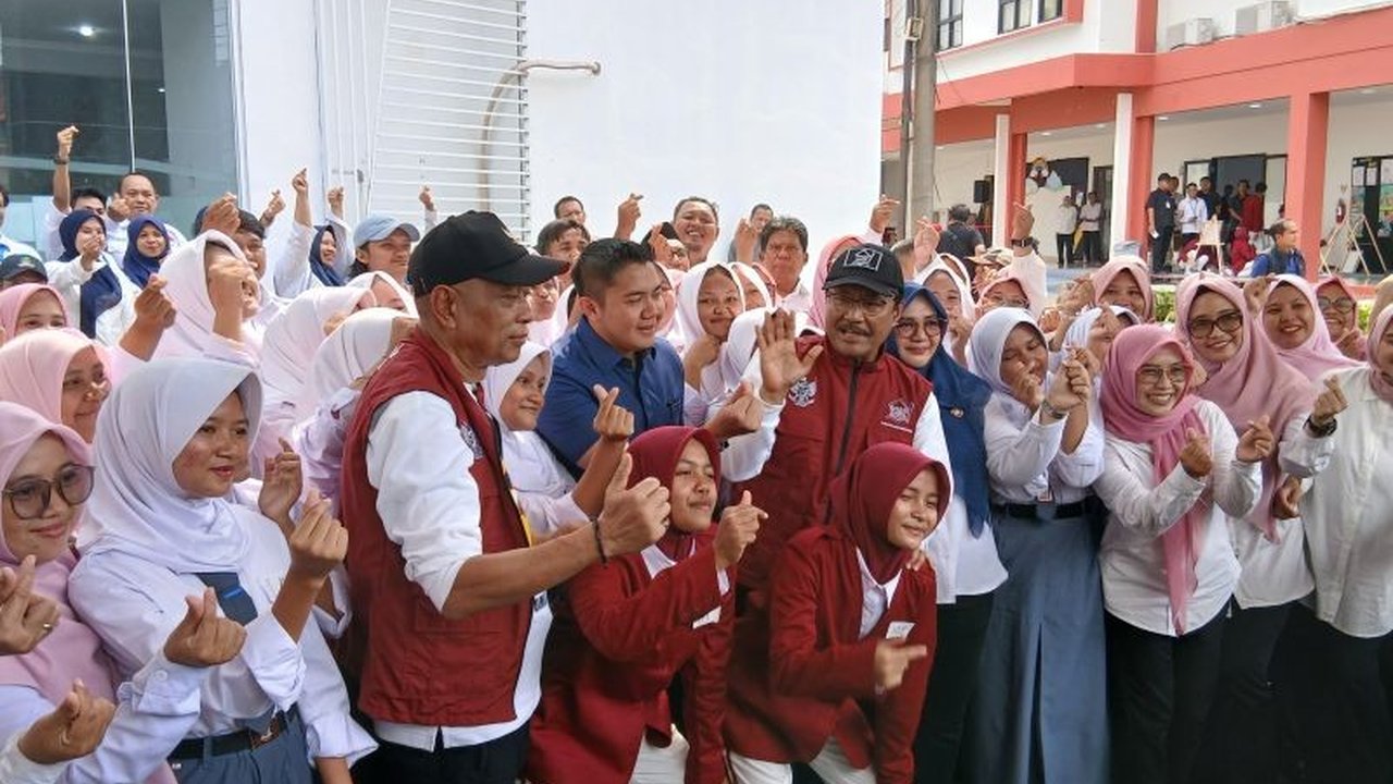 Mensos dan Seskab meninjau program Sekolah Rakyat di Tangsel, memastikan arahan Presiden Prabowo Subianto berjalan optimal. Program ini juga akan terintegrasi dengan Makanan Bergizi Gratis.
