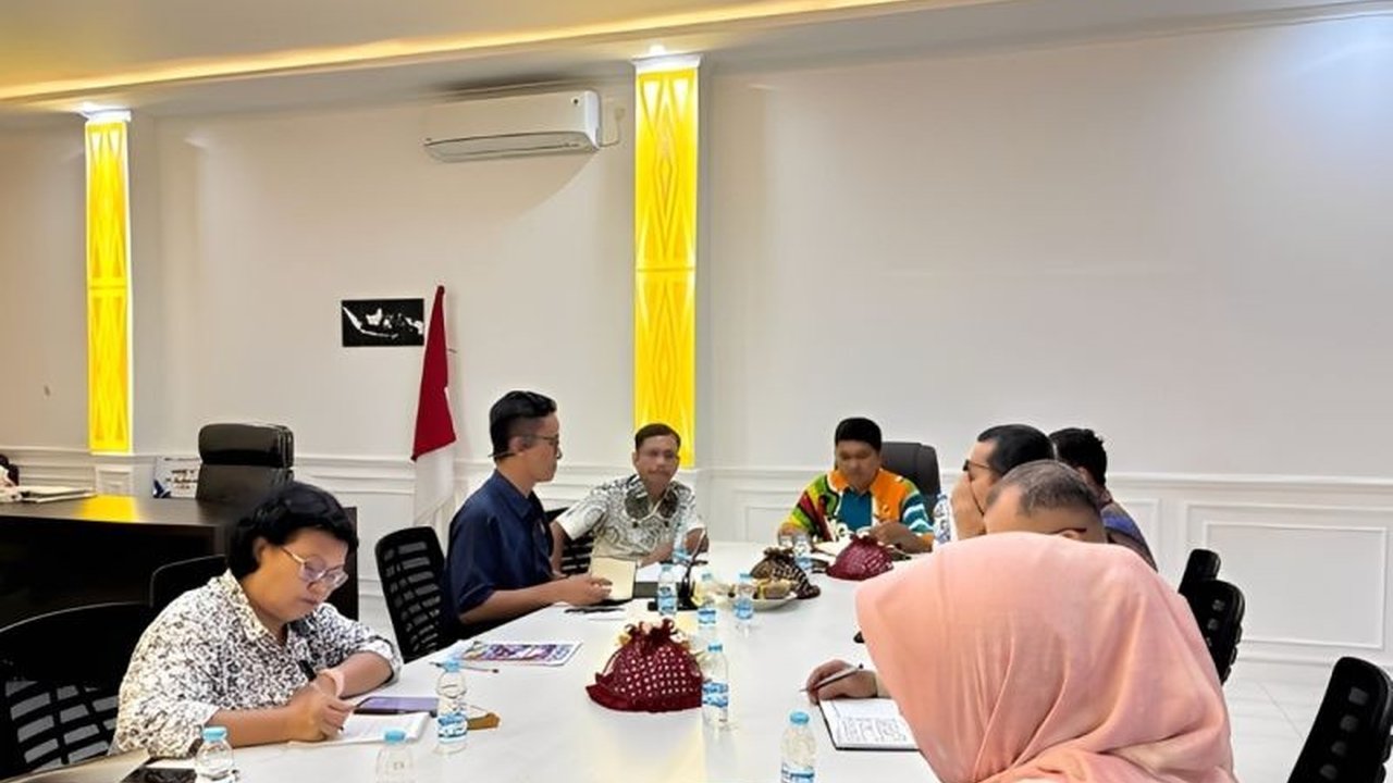 Pemerintah Provinsi Sulawesi Tengah memperkuat kolaborasi strategis untuk tangkis hoaks di ruang digital. Simak bagaimana Satgas 'Berani Sapu Bersih Hoaks' bekerja!