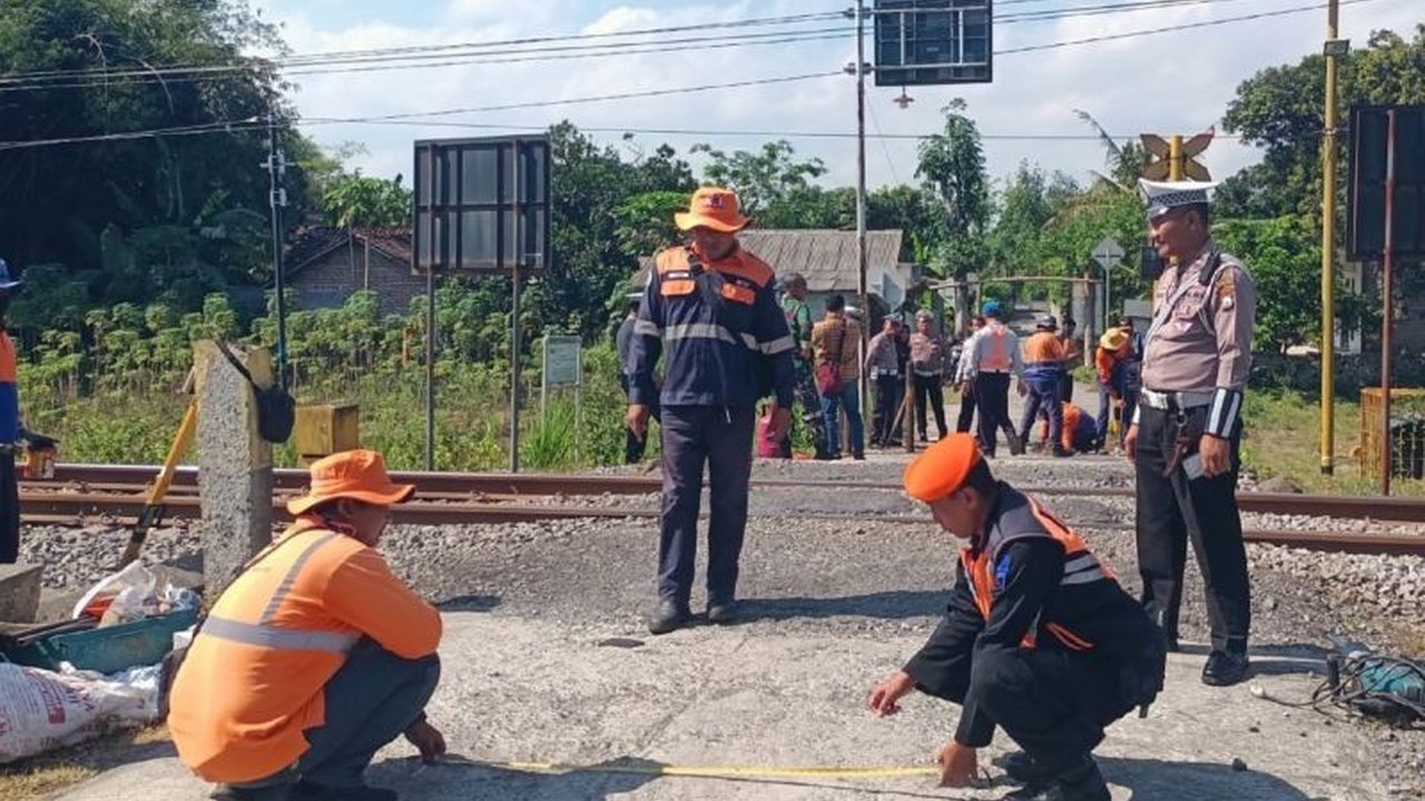 KAI Daop 7 Madiun gencar lakukan normalisasi jalur KA demi keselamatan dan peningkatan kecepatan. Temukan bagaimana upaya ini mengubah pengalaman perjalanan kereta!