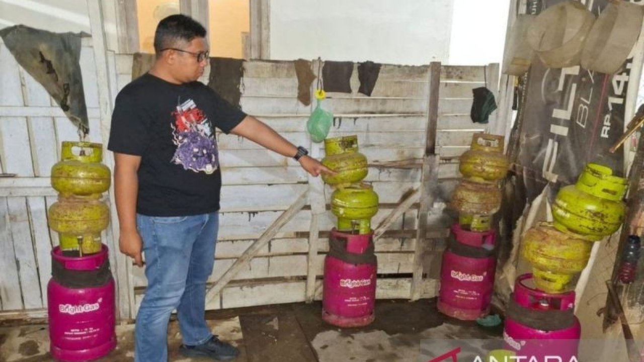Polres Sumenep berhasil meringkus empat pelaku pengoplosan elpiji subsidi 3 kg yang meresahkan warga. Modus operandi mereka terungkap, demi keuntungan besar.