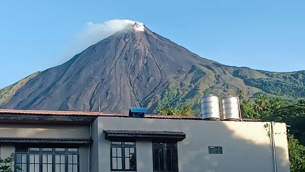 Pos PGA melaporkan Gunung Karangetang di Pulau Siau sesekali mengeluarkan guguran lava pijar. Warga diimbau untuk tetap waspada dan mematuhi radius bahaya yang telah ditetapkan demi keselamatan.