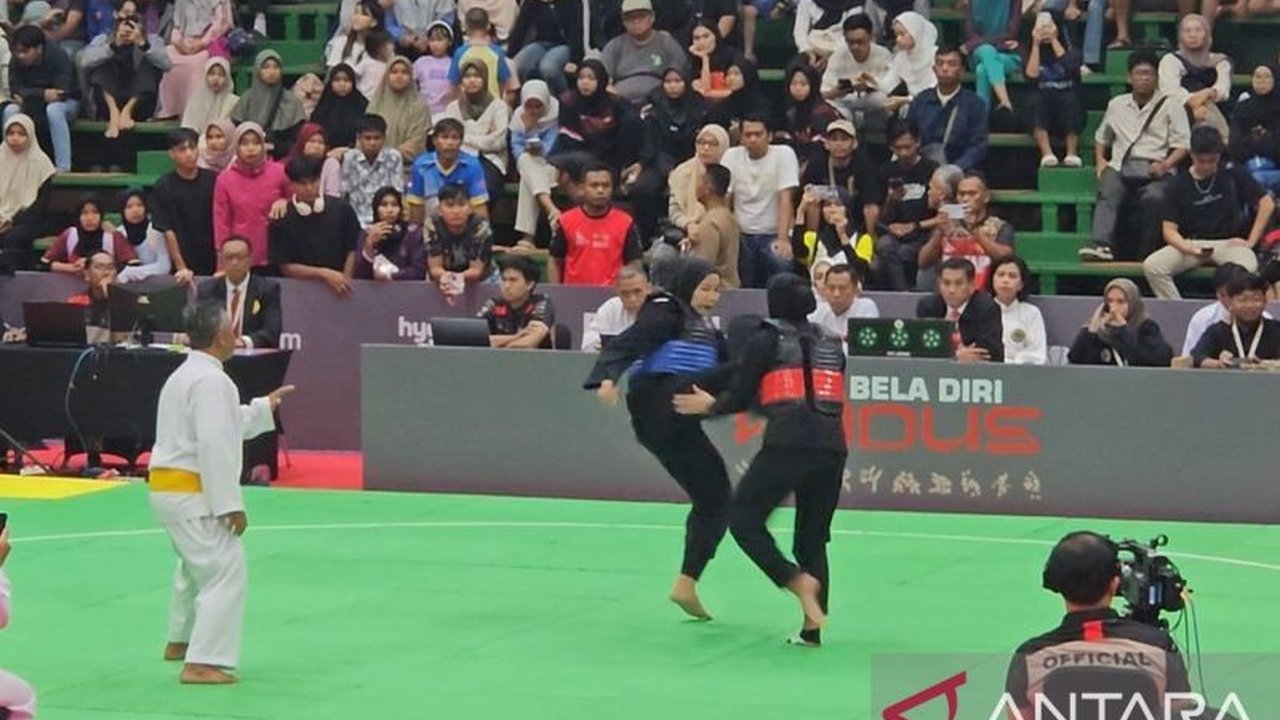 Pesilat putri Jambi, Andhini Ayu, berhasil lolos ke semifinal PON Bela Diri 2025 di Kudus. Kemenangan dramatis ini membuka peluang Jambi meraih emas. Simak perjuangan pesilat putri Jambi ini!
