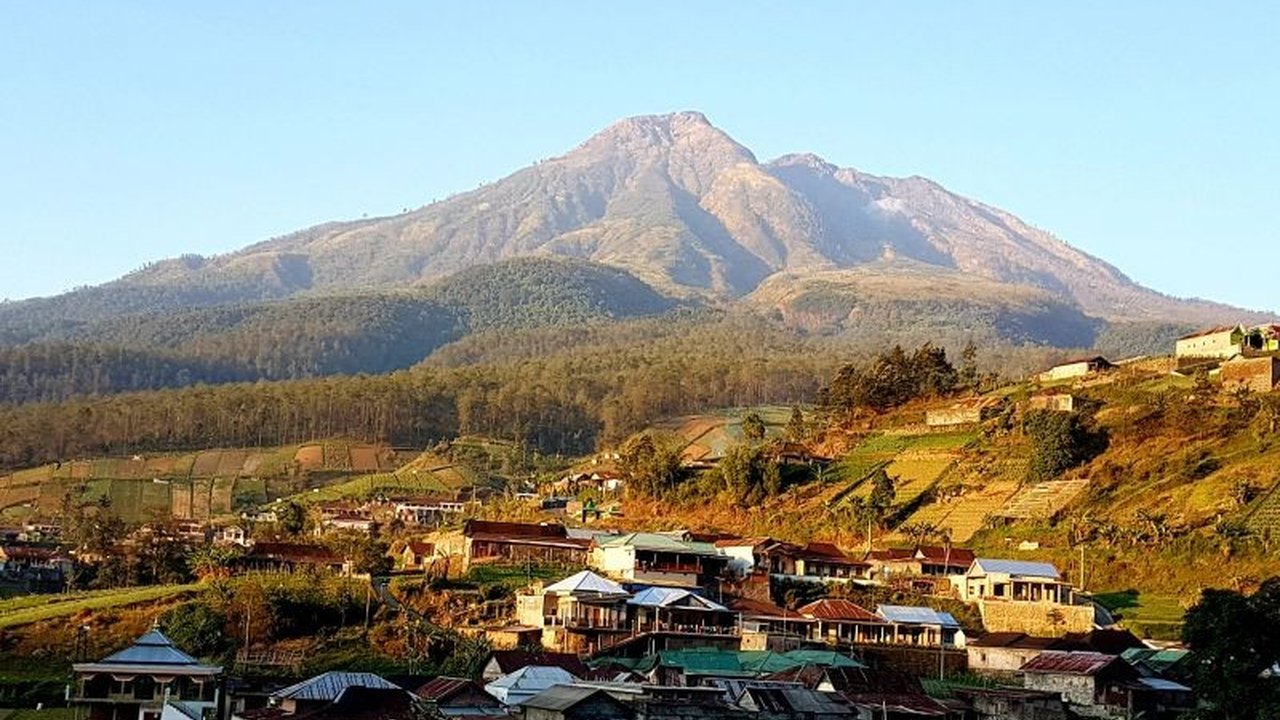 Pemerintah memastikan Panas Bumi Gunung Lawu tidak masuk Wilayah Kerja Pertambangan (WKP), menghormati nilai budaya dan spiritual. Simak komitmen ESDM menjaga kelestarian dan rencana alternatifnya!