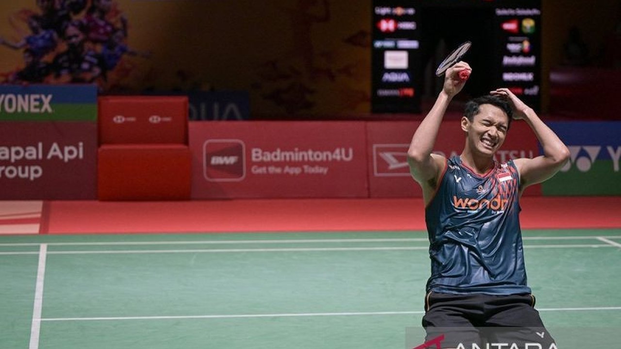 Jonatan Christie, atau Jojo, berhasil naik podium tertinggi Denmark Open 2025 setelah mengalahkan Shi Yu Qi, pemain peringkat satu dunia. Raihan ini menjadikannya satu-satunya wakil Indonesia yang juara!