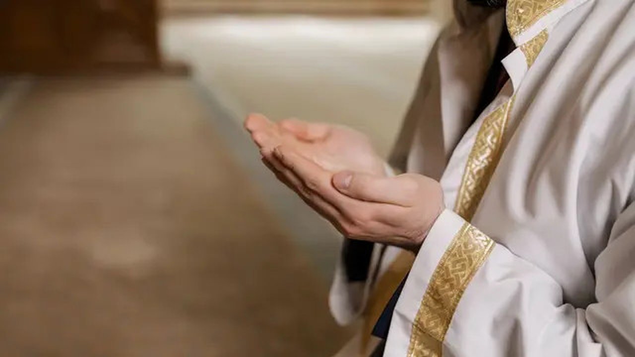 Ilustrasi berdoa, doa. (Photo by Alena Darmel: https://www.pexels.com/photo/person-in-praying-with-his-hands-raised-8164382/)