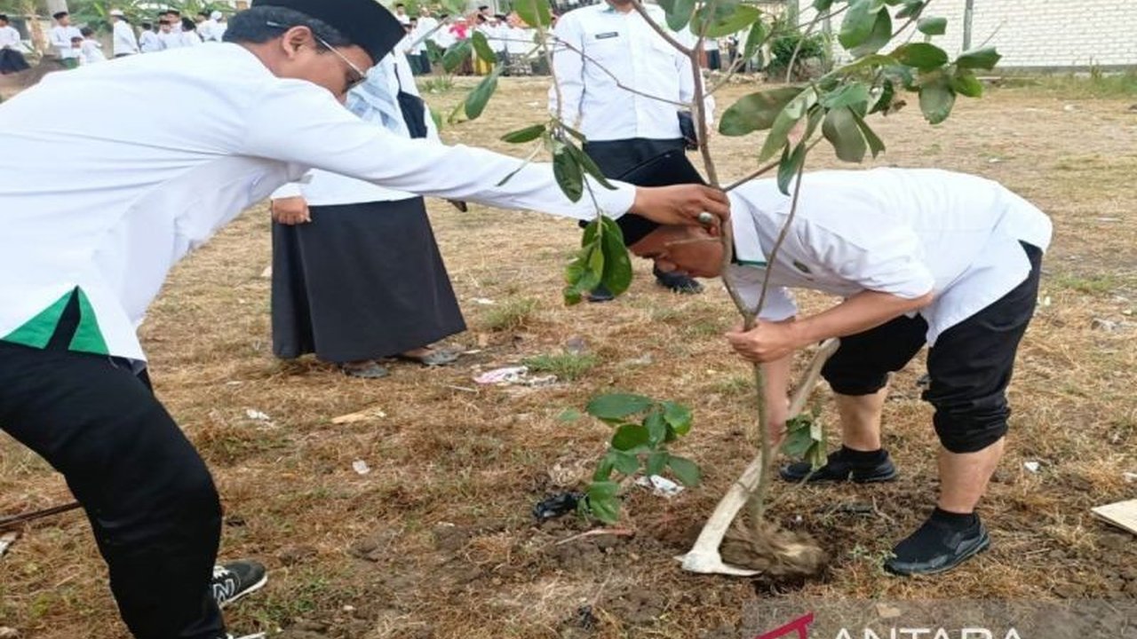Kemenag Sumenep meluncurkan Gerakan Santri Jaga Bumi, sebuah inisiatif penghijauan yang akan melibatkan 380 pesantren, demi menanggulangi banjir dan melestarikan alam. Apa tujuannya?
