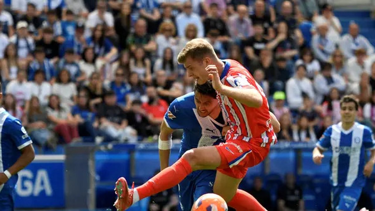 Facundo Garces (baju biru) saat memperkuat Deportivo Alaves di ajang La Liga. (ANDER GILLENEA / AFP)