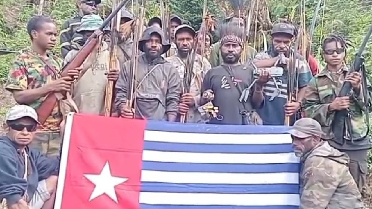 Panglima KKB Lamek Alipky tewas bersama tiga anggotanya di Kiwirok. Operasi Swasembada Papua ini diharapkan membawa stabilitas. Apa saja aksi kejahatan yang pernah dilakukan kelompoknya?