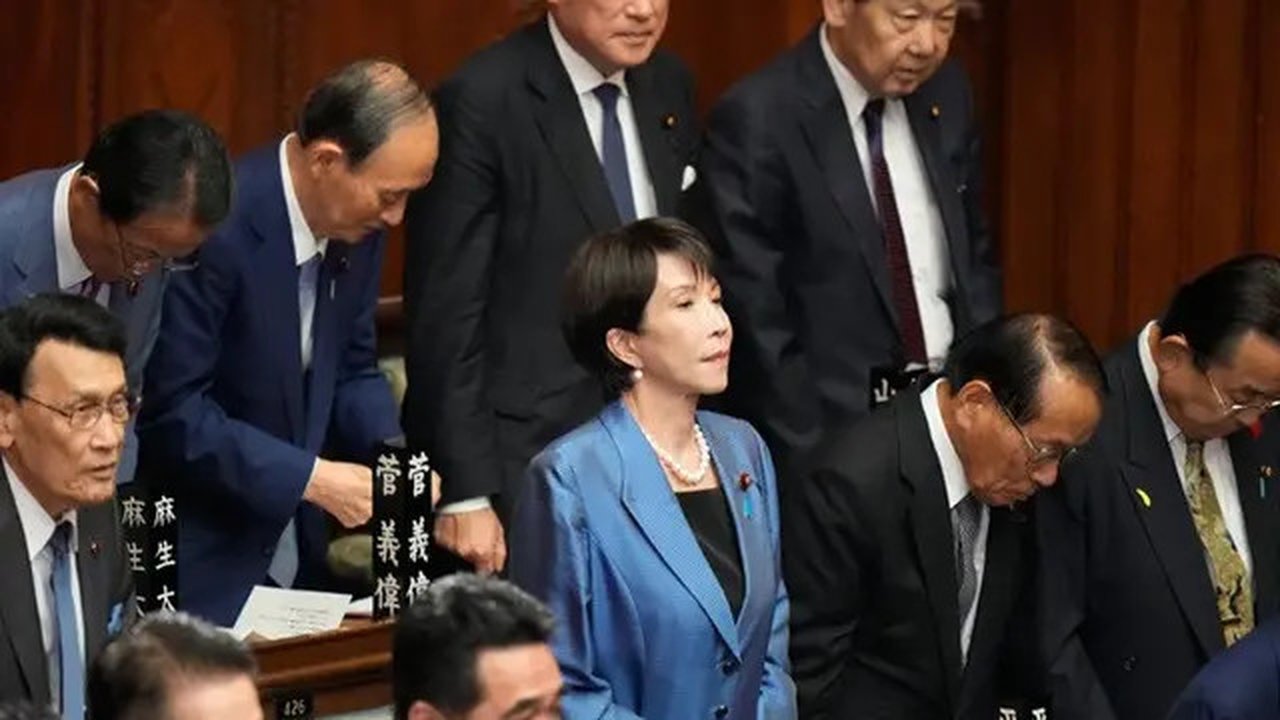 Sanae Takaichi, pemimpin Partai Demokrat Liberal yang berkuasa, bersama para anggota parlemen lainnya menghadiri sidang luar biasa majelis rendah di Tokyo, Jepang, Selasa, (21/10/2025). (D