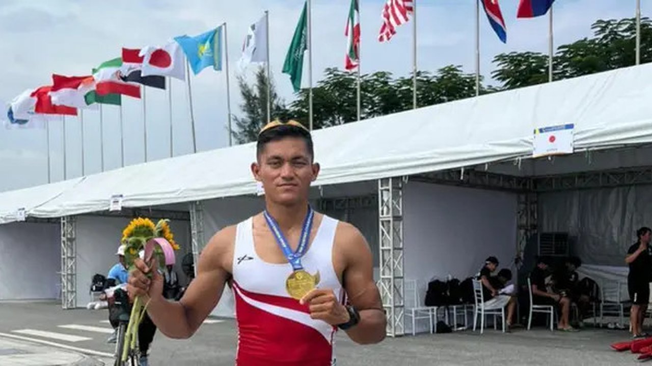 Serda Jas M. Ali Mardiansyah, prajurit dari Satuan Denma Kolinlamil, meraih medali emas pada Asian Rowing Championship 2025 di Hai Phong, Vietnam, Minggu (19-10-2025). (Bola.com/Istim
