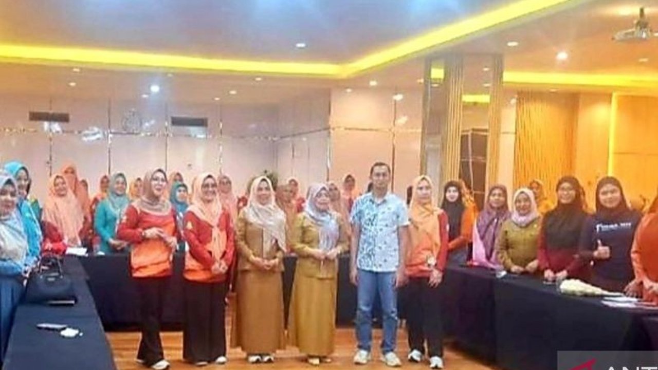 Dharma Wanita Persatuan Dinkes Gorontalo menginisiasi gerakan Deteksi Dini Kanker Payudara melalui seminar, mengajak perempuan untuk peduli kesehatan dan hidup aktif. Jangan lewatkan pentingnya langkah ini!