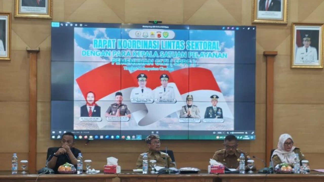 Pemkab Cirebon kebut sertifikasi SLHS Dapur MBG Cirebon agar bisa beroperasi. Puluhan dapur masih dalam proses inspeksi, akankah semua lolos sebelum tenggat waktu 30 Oktober 2025?