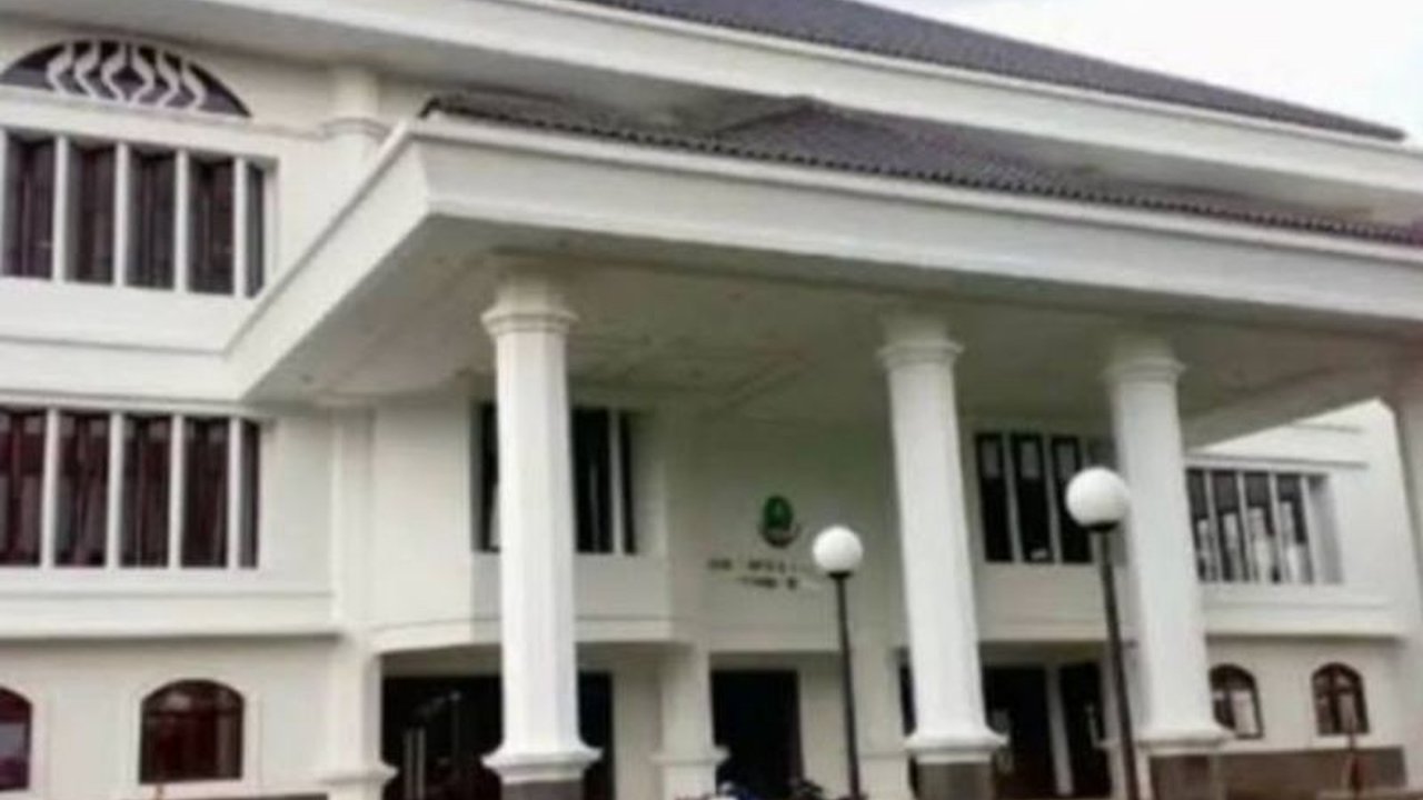 DPRD Jabar akan memulai uji coba efisiensi anggaran operasional pada November 2025, sebagai respons terhadap pemangkasan transfer pusat. Langkah ini demi menjaga kinerja tetap optimal dan menekan biaya.