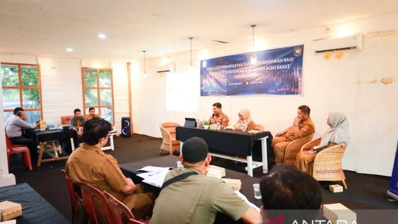 Disdukcapil Aceh Barat gencar sosialisasi pemanfaatan data kependudukan bagi OPD. Langkah ini krusial untuk perencanaan pembangunan dan layanan publik yang lebih akurat.