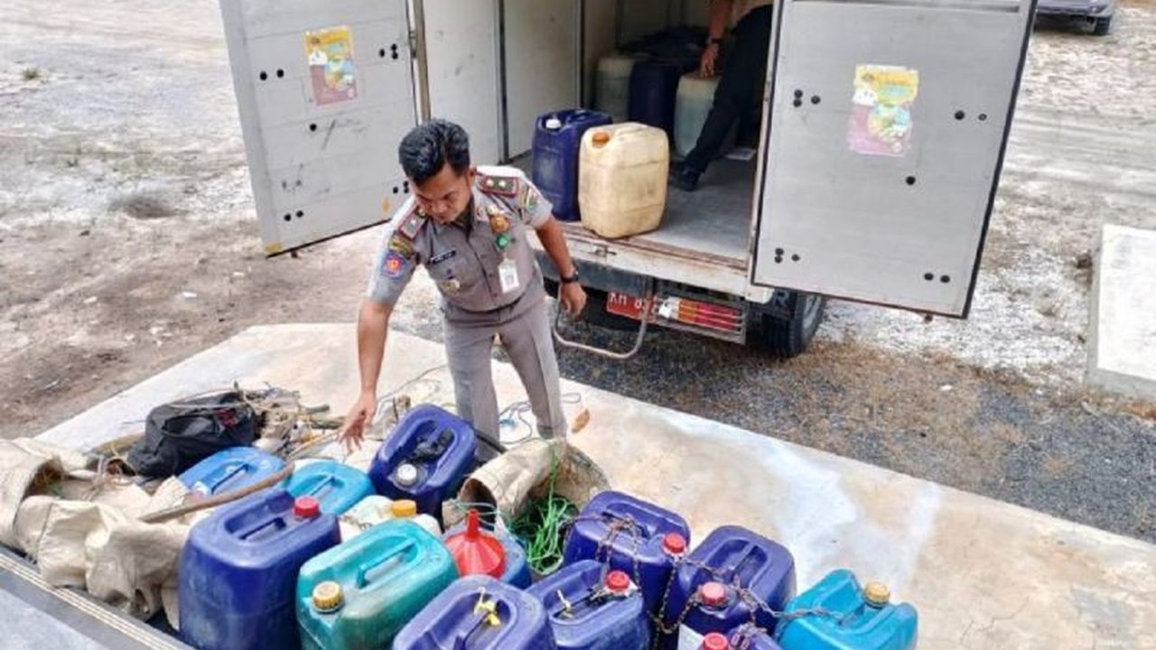 Tim gabungan di Palangka Raya melakukan sidak BBM Subsidi dan menemukan ketidaksesuaian data barcode MyPertamina dengan nomor kendaraan, menimbulkan kekhawatiran penyimpangan distribusi.