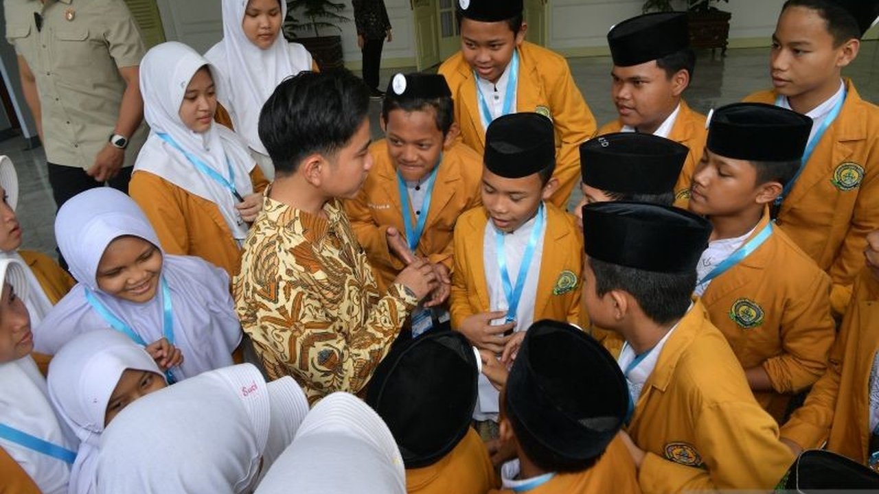 Jelang Hari Santri Nasional, Wakil Presiden Gibran Rakabuming Raka mengajak 240 santri dari delapan ponpes dalam sebuah Kunjungan Santri Istana edukatif yang tak terlupakan. Ada apa saja?
