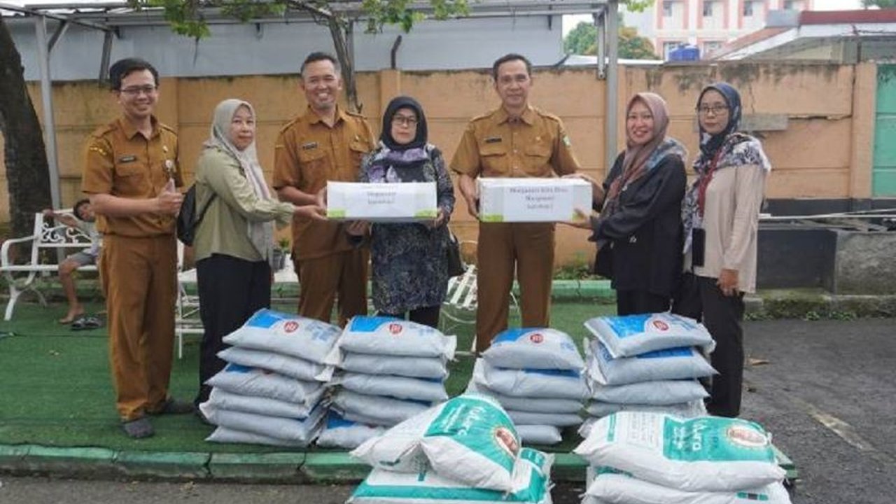 Pemkot Tangerang salurkan Bantuan Alat Pertanian Tangerang kepada 76 Kelompok Wanita Tani (KWT) untuk perkuat ketahanan pangan. Simak detail bantuan konvensional dan hidroponik yang diberikan!