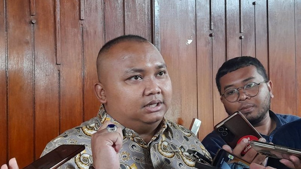 Dewan Kehormatan Penyelenggara Pemilu (DKPP) akan memeriksa anggota Bawaslu Serang terkait dugaan pelanggaran etik penelantaran istri siri dan anak, memicu pertanyaan tentang integritas pejabat publik.