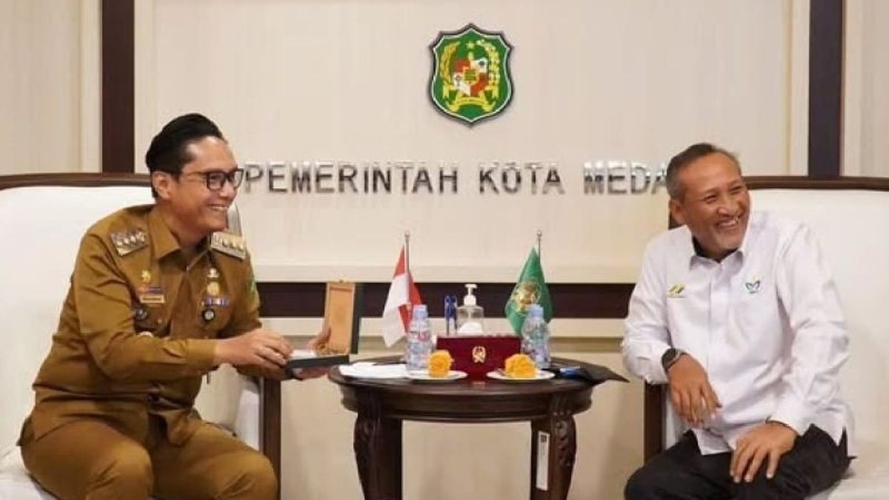 Pemerintah Kota Medan menggandeng PTPN I untuk mengangkat Cerutu Tembakau Deli, produk dengan kualitas mendunia, sebagai souvenir unggulan daerah. Akankah 'emas hijau' ini mampu mendongkrak pariwisata lokal?