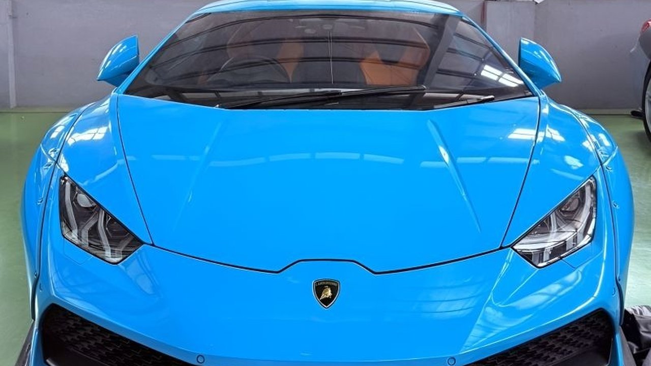 Badan Pemulihan Aset Kejaksaan Agung berhasil melelang 10 unit kendaraan mewah milik terpidana Doni Salmanan senilai Rp9,8 miliar. Simak daftar mobil dan motor yang laku dalam Lelang Kendaraan Doni Salmanan ini!