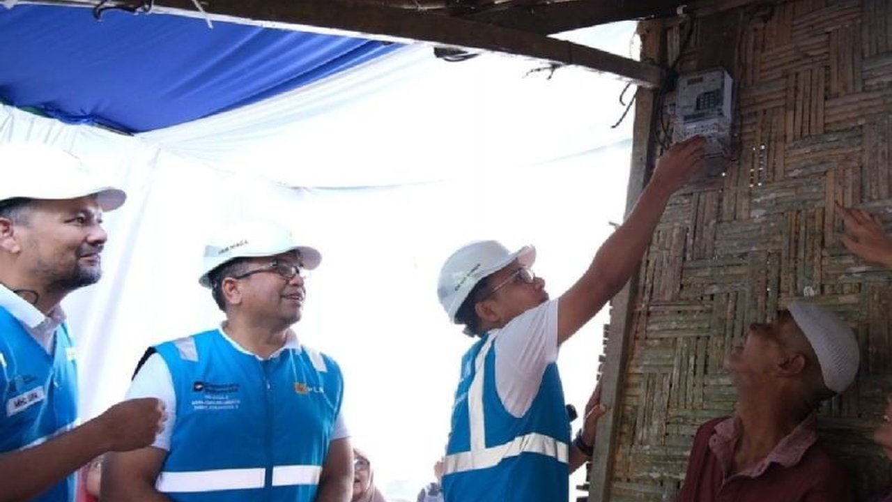 PT PLN UID Sumatera Utara sukses menjalankan program PLN Sambung Listrik Gratis, menerangi 164 rumah tangga prasejahtera. Simak bagaimana inisiatif ini membawa harapan baru bagi masyarakat!