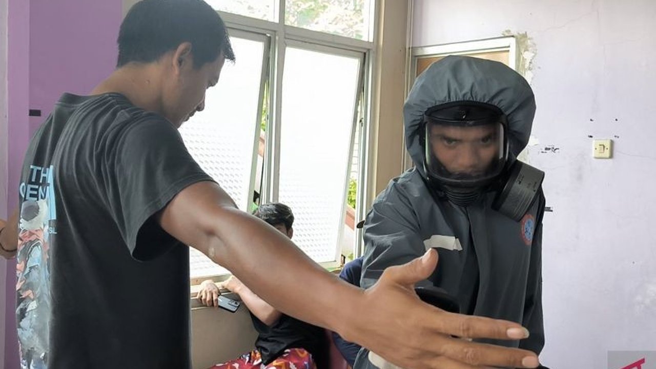 Pemerintah menargetkan proses Dekontaminasi Cesium-137 Cikande selesai dalam dua pekan, merelokasi puluhan warga demi keselamatan. Akankah target ini tercapai dan bahaya radioaktif tuntas?