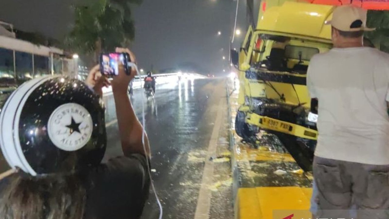Sebuah kecelakaan truk boks di Buaran, Jakarta Timur, terjadi saat hujan deras, menyebabkan sopir truk terjepit. Bagaimana kronologi dan kondisi korban dalam insiden kecelakaan truk boks Buaran ini?