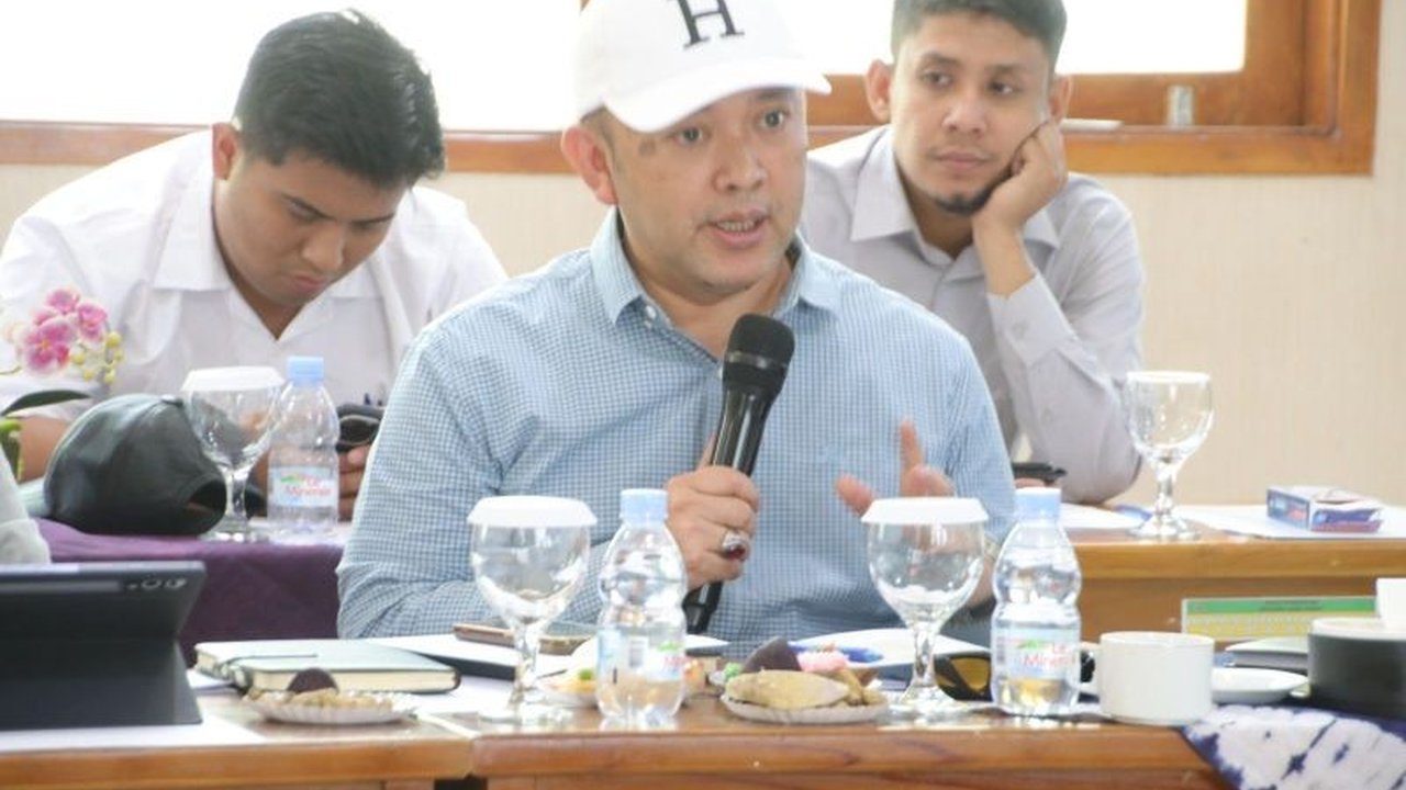 Anggota DPRD Jabar mengusulkan pengelolaan mandiri Program Makan Bergizi Gratis (MBG) oleh sekolah dan ponpes, menyusul tingginya kasus keracunan di Jawa Barat.