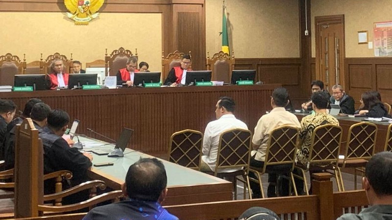 Tiga terdakwa, termasuk advokat dan direktur TV, didakwa melakukan Perintangan Penegakan Hukum Korupsi timah, CPO, dan gula. Mereka diduga gunakan buzzer untuk bentuk opini negatif. Apa motif di baliknya?