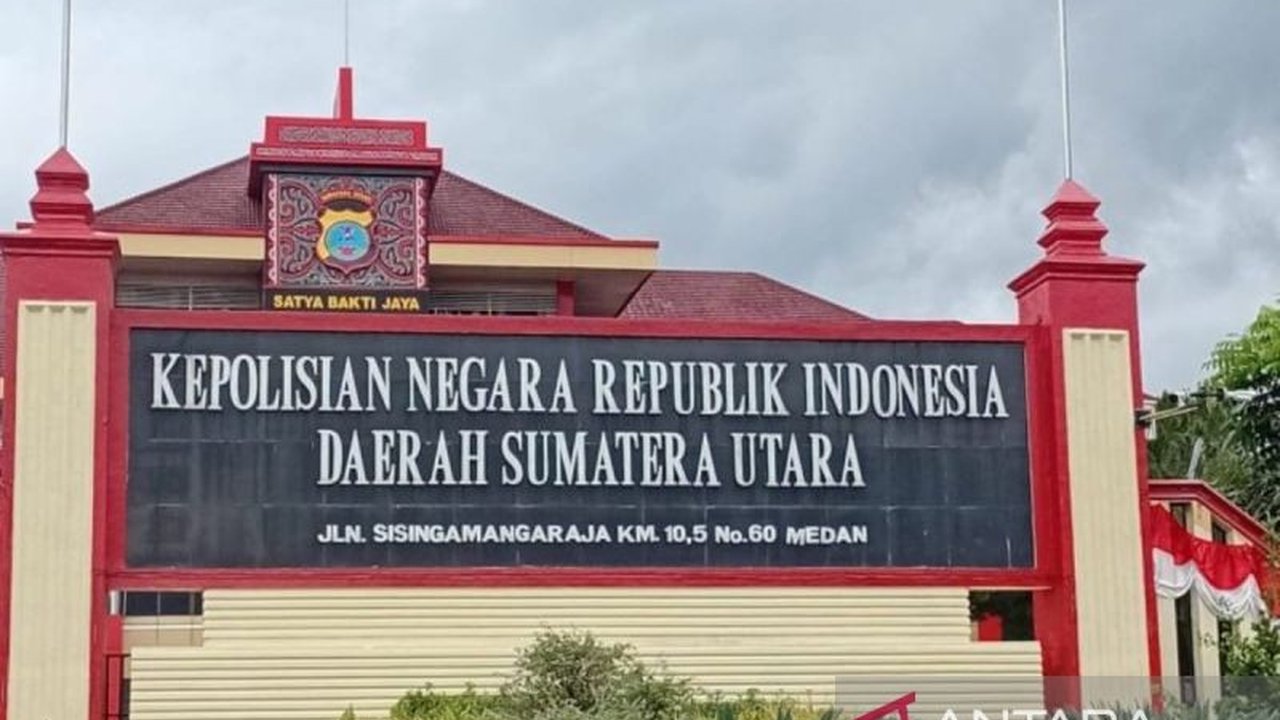 Polda Sumut menindak tegas oknum polisi berinisial ES yang terlibat peredaran 1 kg sabu-sabu di Binjai. Proses patsus dan kode etik menanti, akankah ini jadi akhir karirnya?