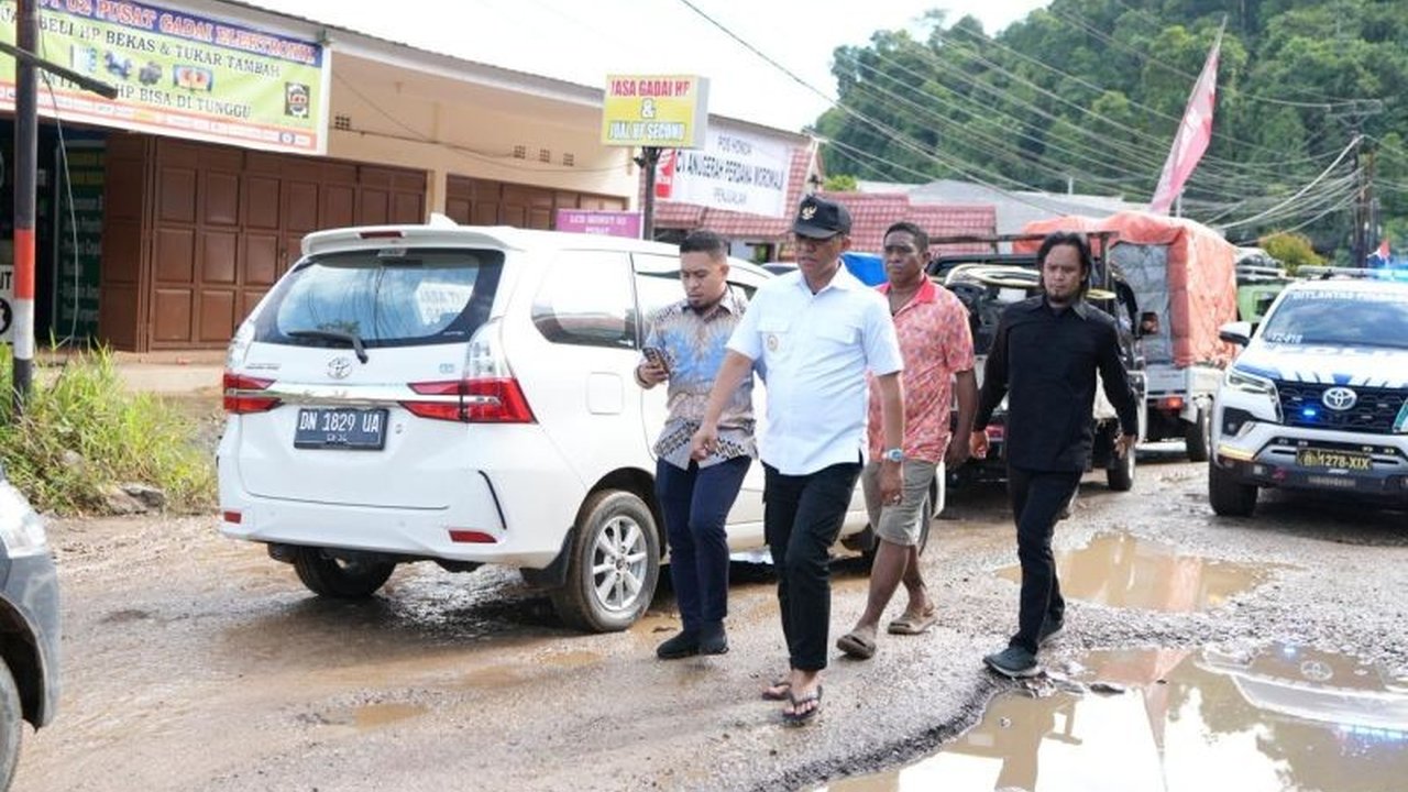 Gubernur Sulteng Anwar Hafid meminta BPJN segera perbaiki Jalan Tompira-Bungku di Morowali Utara yang rusak parah. Kemacetan total akibat kerusakan mengganggu mobilitas warga, mengapa perbaikan sangat mendesak?