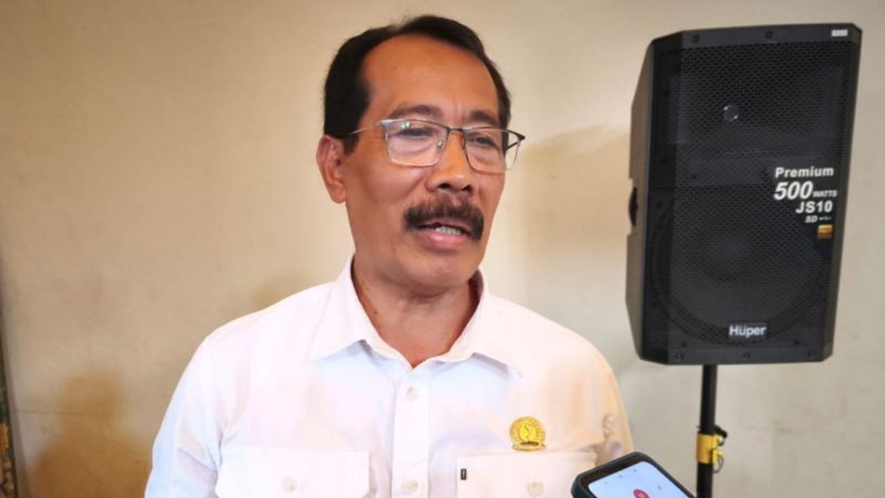 Anggota DPRD Jabar turun langsung menyerap aspirasi masyarakat Kuningan terkait masalah jalan rusak dan keterbatasan anggaran desa, mengungkap urgensi perbaikan infrastruktur dan dukungan dana.