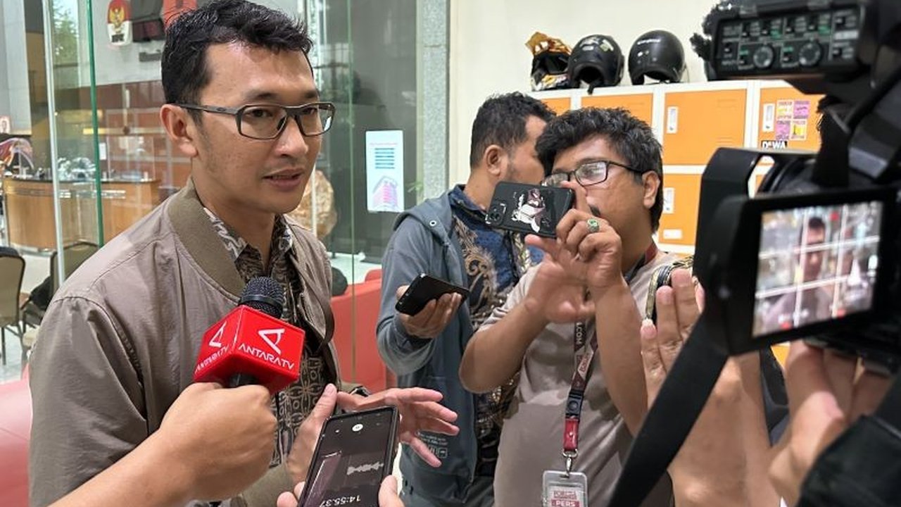 KPK Dalami Penjualan Saham LPEI terkait dugaan korupsi fasilitas kredit. Seorang saksi diperiksa mengenai kepemilikan dan proses penjualan saham perusahaan debitur. Berapa kerugian negara?