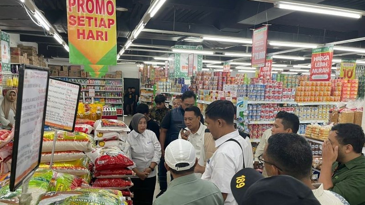 Tim Satgas Pangan Polri melakukan sidak di Ternate untuk memastikan stabilitas harga beras Ternate dan ketersediaan stok. Hasilnya? Harga stabil dan stok aman!