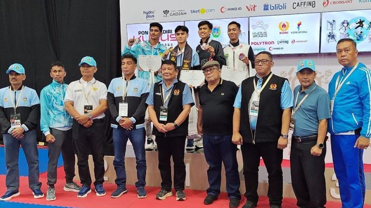 Karateka andalan Sumatera Utara, Rizky Lawyer, berhasil meraih medali emas karate di PON Bela Diri 2025, mengalahkan atlet Maluku dan menambah daftar prestasi kontingen Sumut.