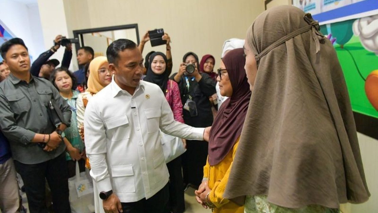 Menteri Kependudukan dan Pembangunan Keluarga tinjau langsung pelaksanaan Layanan KB Gratis di Tanjungpinang. Program ini tak hanya berikan akses kontrasepsi, tapi juga sembako gratis! Simak tujuan mulianya.