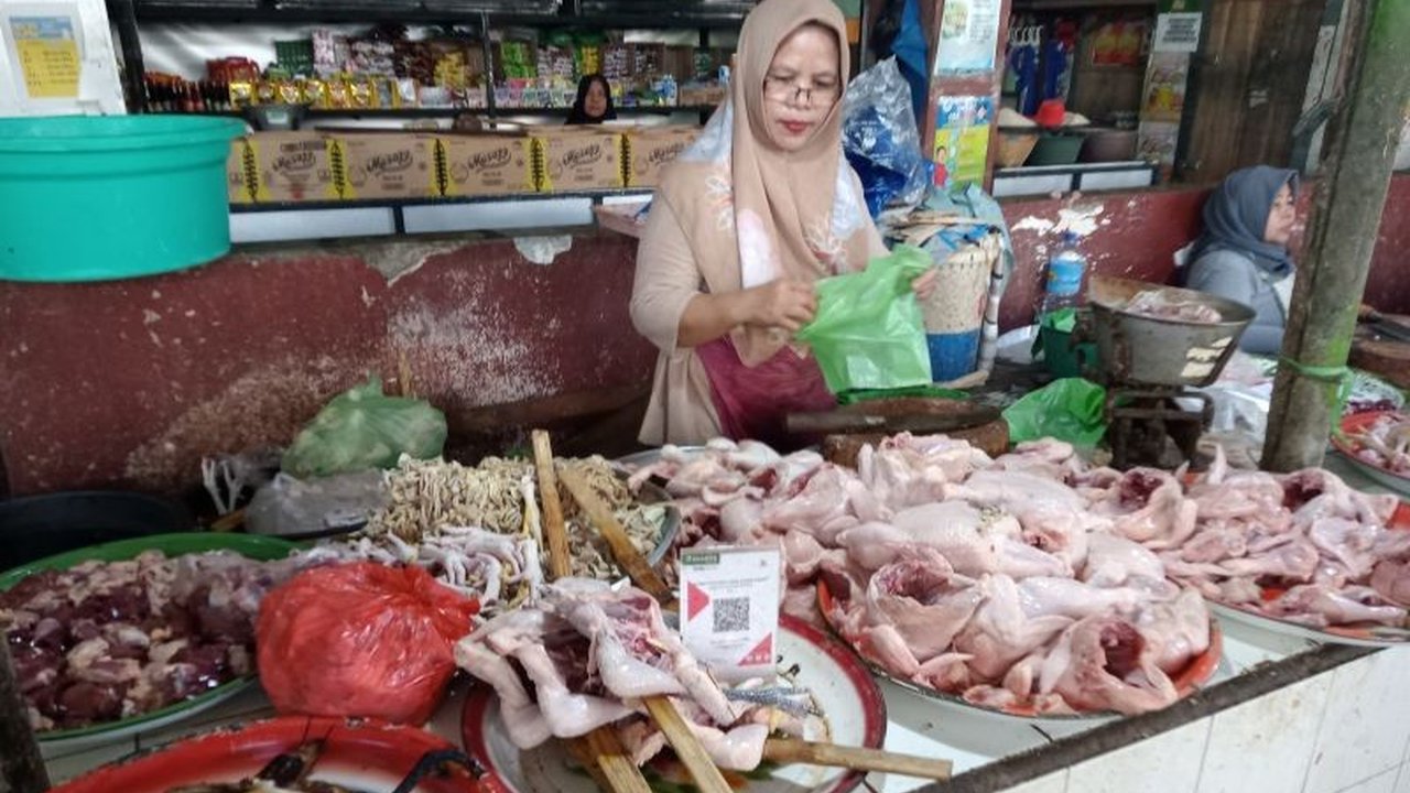 Dinas Perdagangan Kota Mataram gencar memperluas penggunaan QRIS di pasar tradisional, setelah sukses di Pasar Dasan Agung. Targetnya, 19 pasar akan terdigitalisasi. Bagaimana dampaknya bagi pedagang dan pembeli?