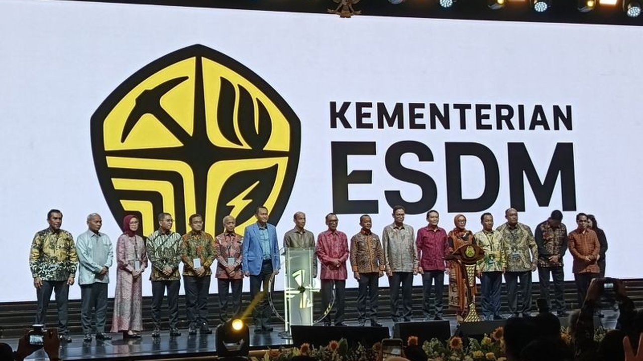 Kementerian ESDM resmi meluncurkan logo baru mereka di ajang Penghargaan Subroto 2025, menampilkan enam simbol unik yang merepresentasikan nilai-nilai inti. Simak makna di balik setiap elemen Logo Baru Kementerian ESDM ini!