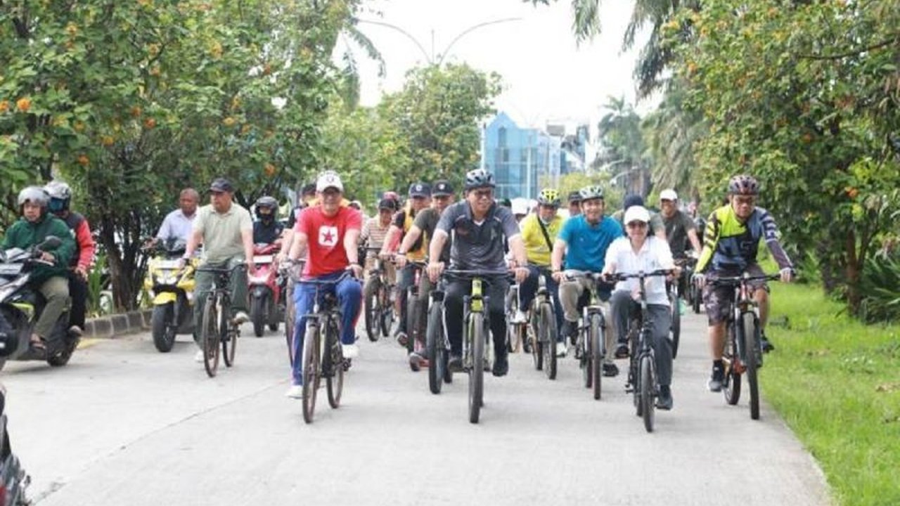 Aksi rutin gowes kerja bakti di Tangerang diapresiasi KLH karena berhasil menekan emisi karbon dan menumbuhkan kesadaran lingkungan. Simak dampaknya!