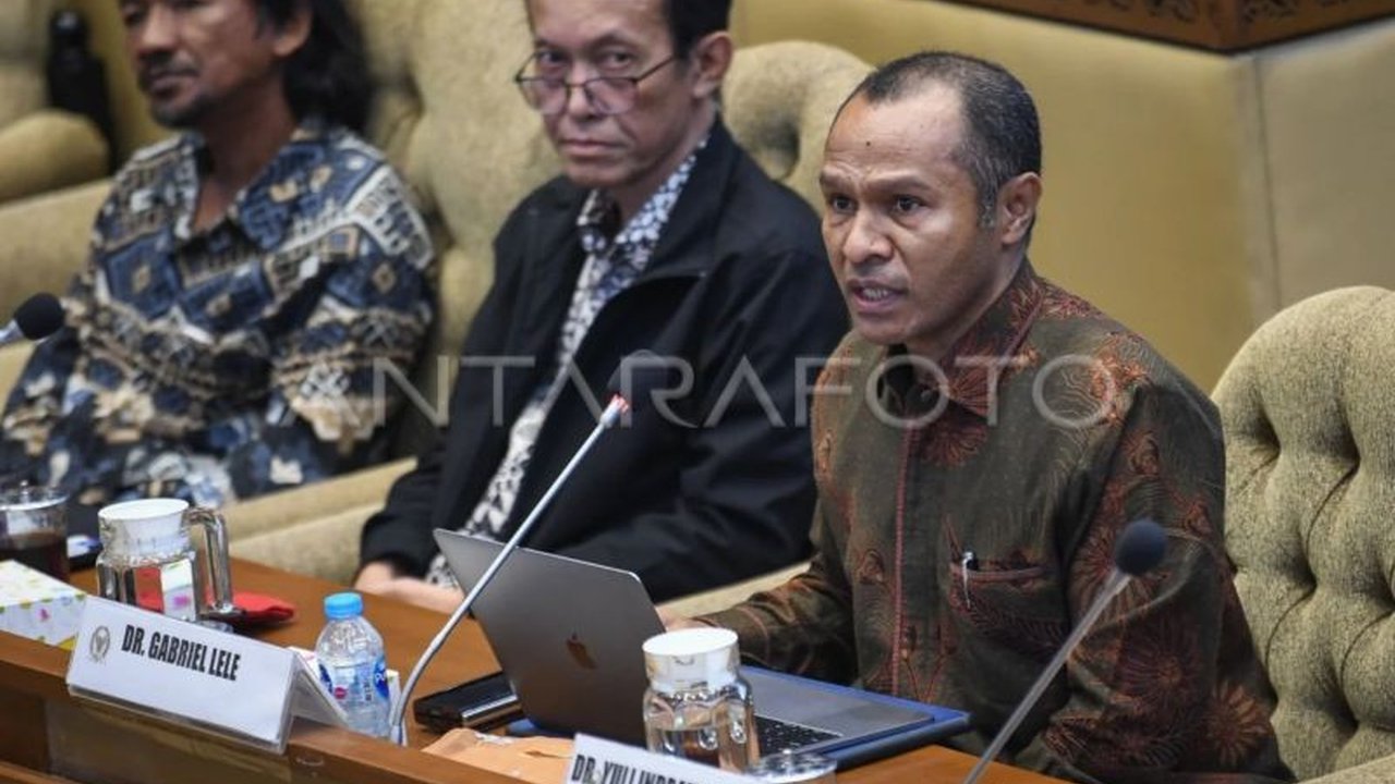Guru Besar UGM menyerukan evaluasi mendesak terhadap skema belanja prioritas daerah menyusul penurunan alokasi Transfer ke Daerah (TKD) dalam RAPBN 2026, menyoroti kemandirian fiskal daerah.