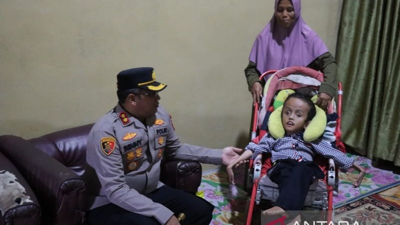 Polres Nagan Raya menunjukkan empati tinggi dengan menyalurkan bantuan kepada Diki Fadilah, seorang balita hidrosefalus di Aceh. Simak detail kepedulian Polri ini!