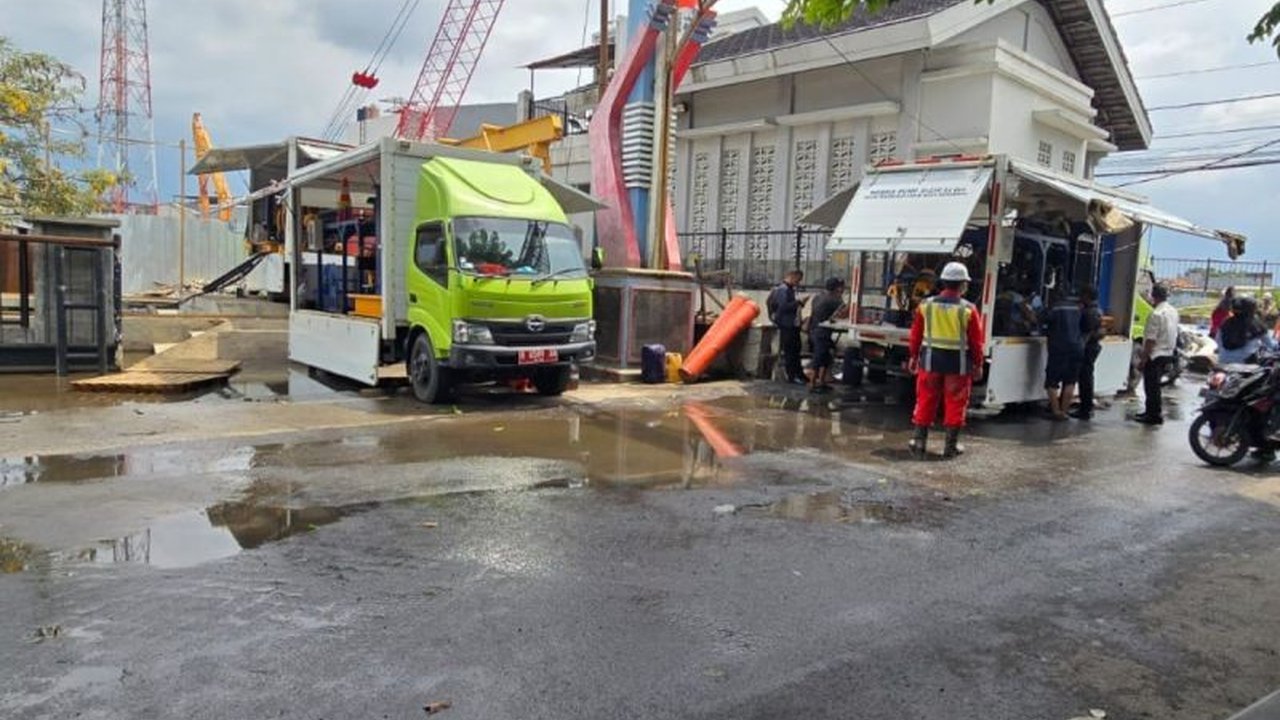 Pemerintah Kota Semarang mengerahkan 25 mesin pompa banjir Semarang dengan total kapasitas 25 ribu liter/detik untuk mengatasi genangan akibat curah hujan tinggi. Simak detailnya!