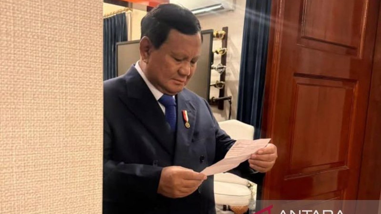 Presiden Prabowo Subianto menerima surat mengharukan dari Muhammad Daffa Rasyid, siswa Sekolah Rakyat Menengah Pertama, berisi ucapan terima kasih dan selamat ulang tahun. Simak detail Surat Siswa untuk Prabowo ini!