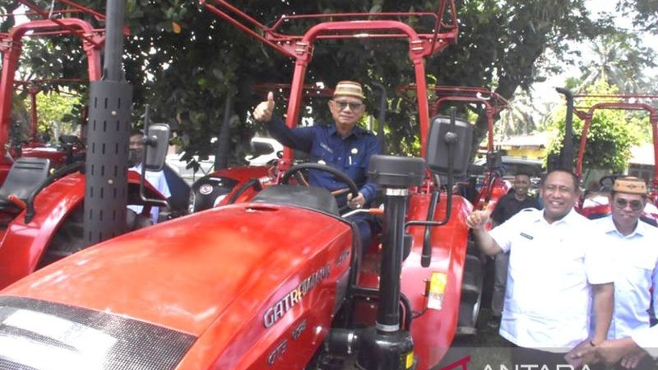 Bupati Bone Bolango Ismet Mile menegaskan bahwa Bantuan Alsintan dari Kementerian Pertanian RI, termasuk 10 traktor dan 26 pompa air, krusial untuk ketahanan pangan daerah. Bagaimana dampaknya?