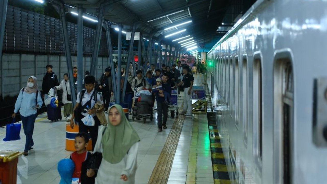 PT KAI Divre III Palembang mencatat kenaikan signifikan jumlah penumpang KAI Palembang hingga September 2025, mencapai 812.510 orang. Apa pemicu lonjakan ini?