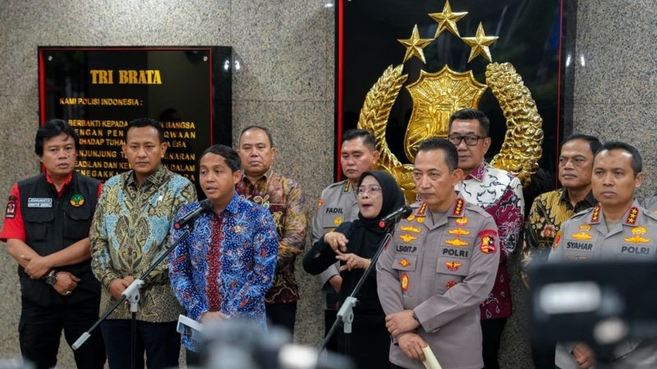 Menteri Kehutanan menyoroti keberhasilan penurunan Karhutla secara signifikan, mencapai jutaan hektare. Apa rahasia di balik capaian ini dan peran penegakan hukum?