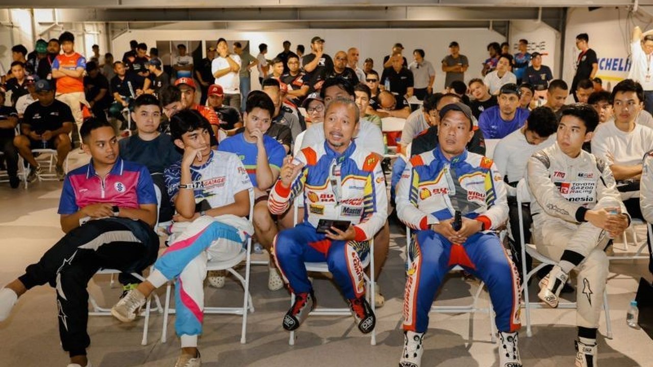 Mandalika Festival of Speed (MFoS) Putaran ke-3 resmi dibuka di Sirkuit Mandalika, NTB, menghadirkan puluhan pembalap mobil nasional yang siap bersaing ketat. Siapa yang akan jadi juara?