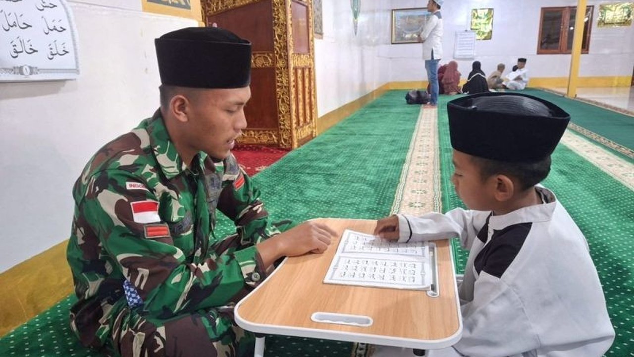 Satgas Yonif 511/DY mengambil peran unik sebagai guru ngaji di pedalaman Papua, memperkuat pendidikan agama anak-anak dan akidah Islam. Simak bagaimana TNI hadir di tengah keterbatasan.